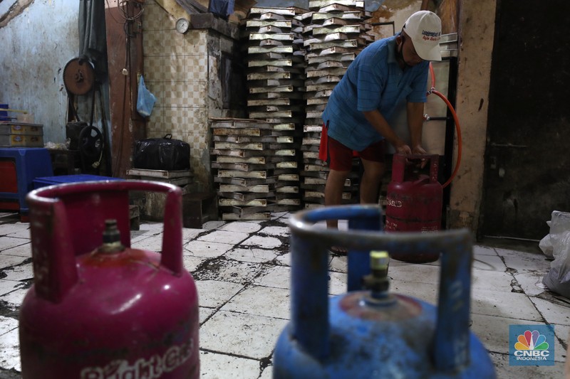 Jahidin (48) menyelesaikan pembuatan roti dipabrik Langgeng Sari Bekery di Kawasan Jakarta, Rabu (2/3/2022). (CNBC Indonesia/Tri Susilo) Jahidin (48) menyelesaikan pembuatan roti dipabrik Langgeng Sari Bekery di Kawasan Jakarta, Rabu (2/3/2022). (CNBC Indonesia/Tri Susilo)