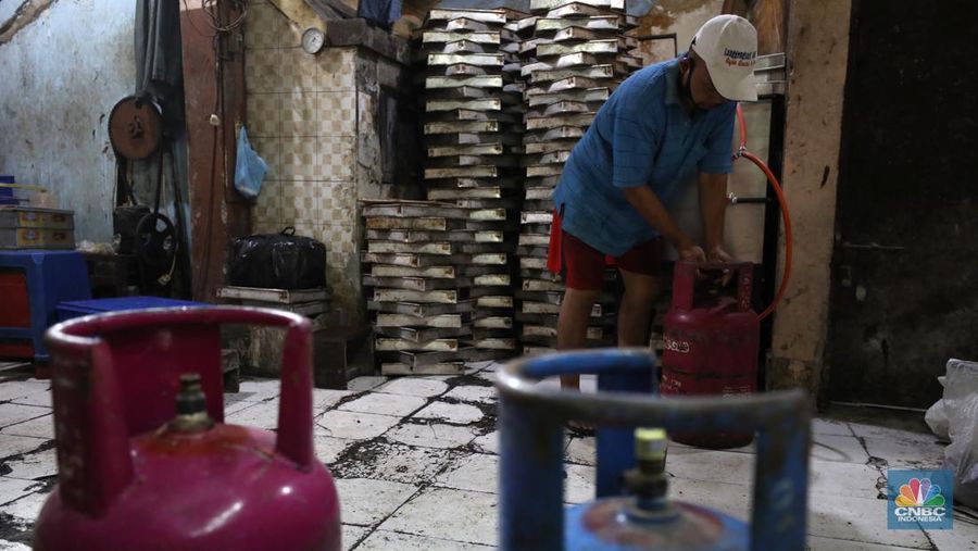 Jahidin (48) menyelesaikan pembuatan roti dipabrik Langgeng Sari Bekery di Kawasan Jakarta, Rabu (2/3/2022).  (CNBC Indonesia/Tri Susilo)