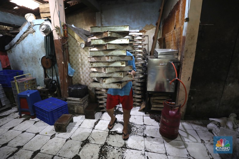Jahidin (48) menyelesaikan pembuatan roti dipabrik Langgeng Sari Bekery di Kawasan Jakarta, Rabu (2/3/2022).  (CNBC Indonesia/Tri Susilo)