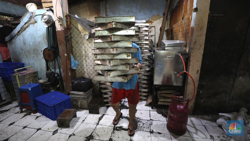 Jahidin (48) menyelesaikan pembuatan roti dipabrik Langgeng Sari Bekery di Kawasan Jakarta, Rabu (2/3/2022).  (CNBC Indonesia/Tri Susilo)