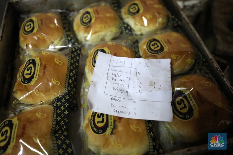 Jahidin (48) menyelesaikan pembuatan roti dipabrik Langgeng Sari Bekery di Kawasan Jakarta, Rabu (2/3/2022). (CNBC Indonesia/Tri Susilo) Jahidin (48) menyelesaikan pembuatan roti dipabrik Langgeng Sari Bekery di Kawasan Jakarta, Rabu (2/3/2022). (CNBC Indonesia/Tri Susilo)