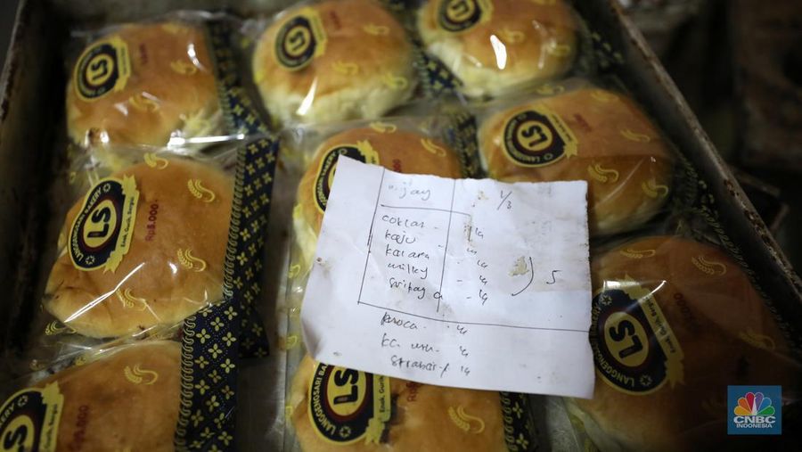 Jahidin (48) menyelesaikan pembuatan roti dipabrik Langgeng Sari Bekery di Kawasan Jakarta, Rabu (2/3/2022).  (CNBC Indonesia/Tri Susilo)