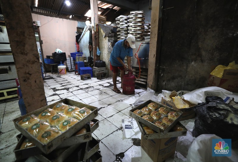 Jahidin (48) menyelesaikan pembuatan roti dipabrik Langgeng Sari Bekery di Kawasan Jakarta, Rabu (2/3/2022). (CNBC Indonesia/Tri Susilo) Jahidin (48) menyelesaikan pembuatan roti dipabrik Langgeng Sari Bekery di Kawasan Jakarta, Rabu (2/3/2022). (CNBC Indonesia/Tri Susilo)