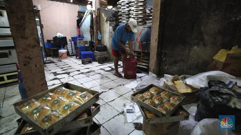 Jahidin (48) menyelesaikan pembuatan roti dipabrik Langgeng Sari Bekery di Kawasan Jakarta, Rabu (2/3/2022).  (CNBC Indonesia/Tri Susilo)