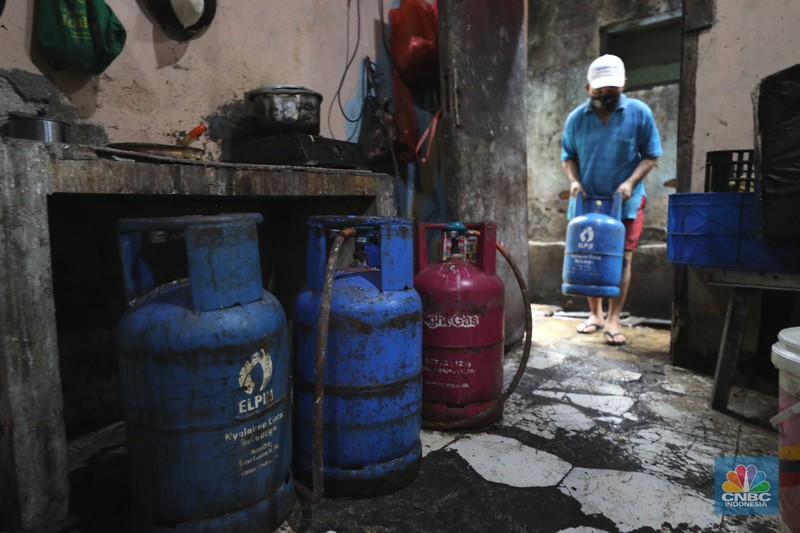 Jahidin (48) menyelesaikan pembuatan roti dipabrik Langgeng Sari Bekery di Kawasan Jakarta, Rabu (2/3/2022). (CNBC Indonesia/Tri Susilo) Jahidin (48) menyelesaikan pembuatan roti dipabrik Langgeng Sari Bekery di Kawasan Jakarta, Rabu (2/3/2022). (CNBC Indonesia/Tri Susilo)