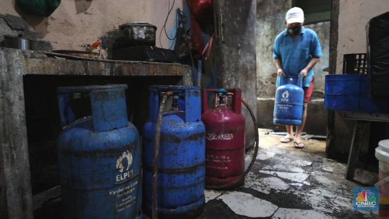 Jahidin (48) menyelesaikan pembuatan roti dipabrik Langgeng Sari Bekery di Kawasan Jakarta, Rabu (2/3/2022).  (CNBC Indonesia/Tri Susilo)