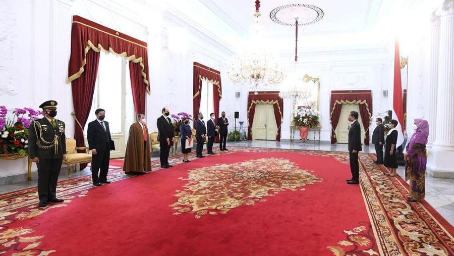 Presiden Joko Widodo  didampingi Ibu Iriana Joko Widodo menerima surat kepercayaan dari enam duta besar luar biasa dan berkuasa penuh (LBBP) negara-negara sahabat. (Foto: Lukas - Biro Pers Sekretariat Presiden)