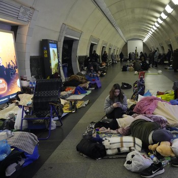 Potret Warga Ukraina Berlindung di Stasiun Bawah Tanah