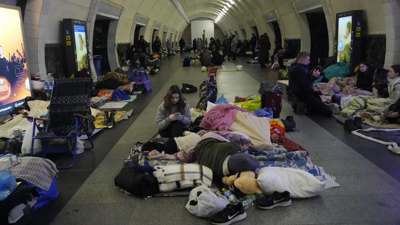 People gather in the Kyiv subway, using it as a bomb shelter in Kyiv, Ukraine, Wednesday, March 2, 2022. Russian forces have escalated their attacks on crowded cities in what Ukraine's leader called a blatant campaign of terror. (AP Photo/Efrem Lukatsky)