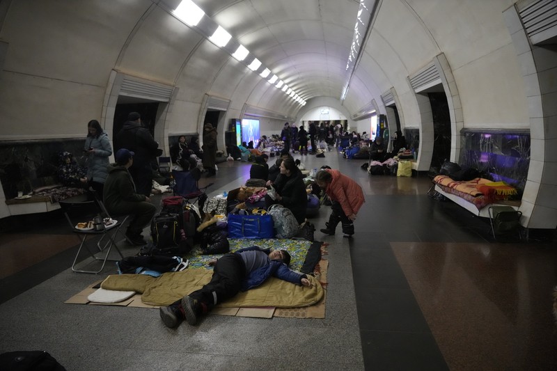Russia Ukraine War People gather in the Kyiv subway, using it as a bomb shelter in Kyiv, Ukraine, Wednesday, March 2, 2022. Russian forces have escalated their attacks on crowded cities in what Ukraine's leader called a blatant campaign of terror. (AP Photo/Efrem Lukatsky)