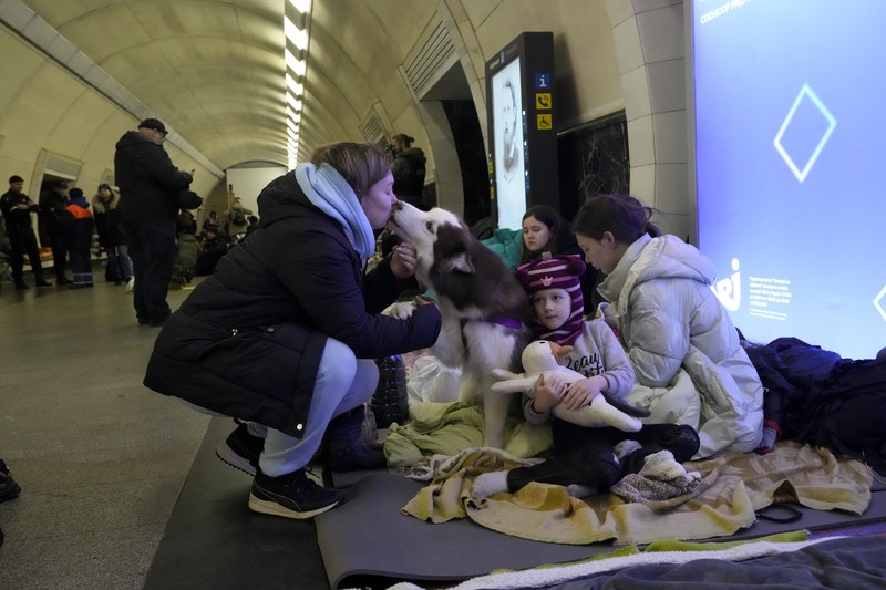Russia Ukraine War People gather in the Kyiv subway, using it as a bomb shelter in Kyiv, Ukraine, Wednesday, March 2, 2022. Russian forces have escalated their attacks on crowded cities in what Ukraine's leader called a blatant campaign of terror. (AP Photo/Efrem Lukatsky)