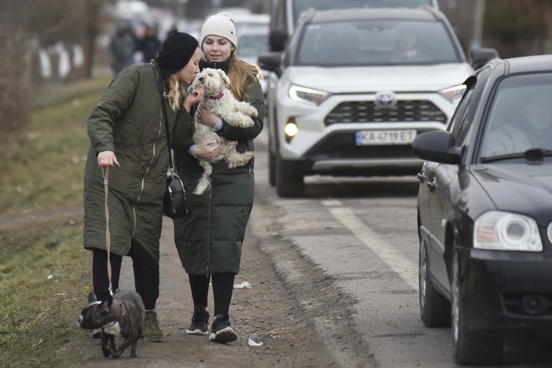 UKRAINE-CRISIS/ROMANIA-BORDER A woman with her cat arrives from Ukraine to Romania, after Russia launched a massive military operation against Ukraine, at Sighetu Marmatiei border crossing near Baia Mare, Romania February 26, 2022. REUTERS/Fedja Grulovic