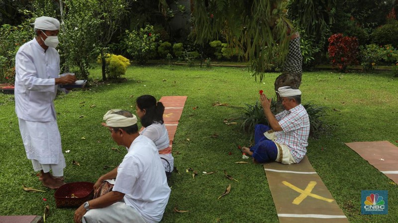 Sejumlah Umat Hindu melakukan prosesi saat mengikuti upacara Tawur Agung Kesanga Di Pura Amerta Jati, Cinere, Depok, Jawa Barat, Rabu (2/3/2022). Prosesi Tawur Agung Kesanga yang digelar dengan protokol kesehatan COVID-19 tersebut merupakan rangkaian perayaan Hari Raya Nyepi tahun baru Saka 1944. (CNBC Indonesia/Andrean Kristianto)