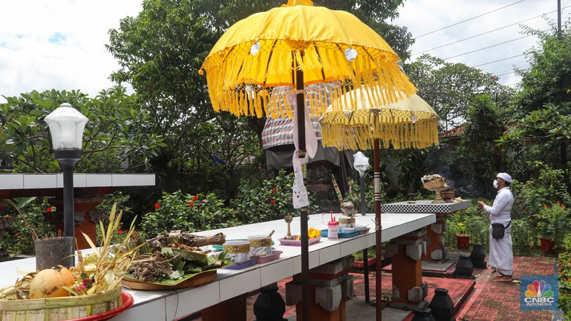 Sejumlah Umat Hindu melakukan prosesi saat mengikuti upacara Tawur Agung Kesanga Di Pura Amerta Jati, Cinere, Depok, Jawa Barat, Rabu (2/3/2022). Prosesi Tawur Agung Kesanga yang digelar dengan protokol kesehatan COVID-19 tersebut merupakan rangkaian perayaan Hari Raya Nyepi tahun baru Saka 1944. (CNBC Indonesia/Andrean Kristianto)