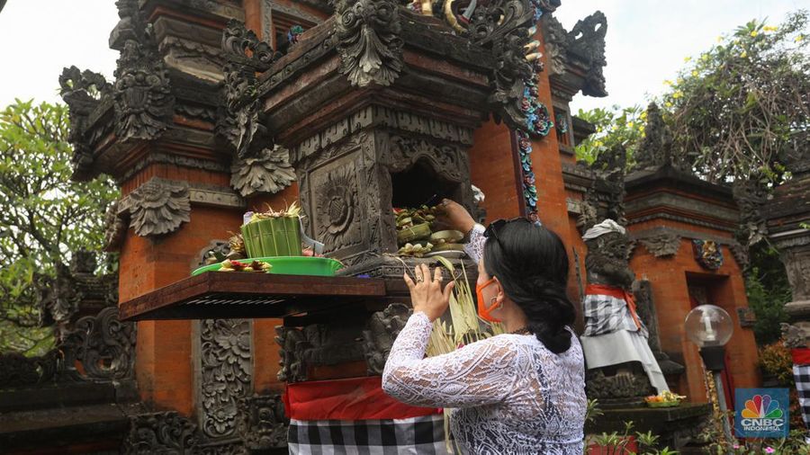 Sejumlah Umat Hindu melakukan prosesi saat mengikuti upacara Tawur Agung Kesanga Di Pura Amerta Jati, Cinere, Depok, Jawa Barat, Rabu (2/3/2022). Prosesi Tawur Agung Kesanga yang digelar dengan protokol kesehatan COVID-19 tersebut merupakan rangkaian perayaan Hari Raya Nyepi tahun baru Saka 1944. (CNBC Indonesia/Andrean Kristianto)