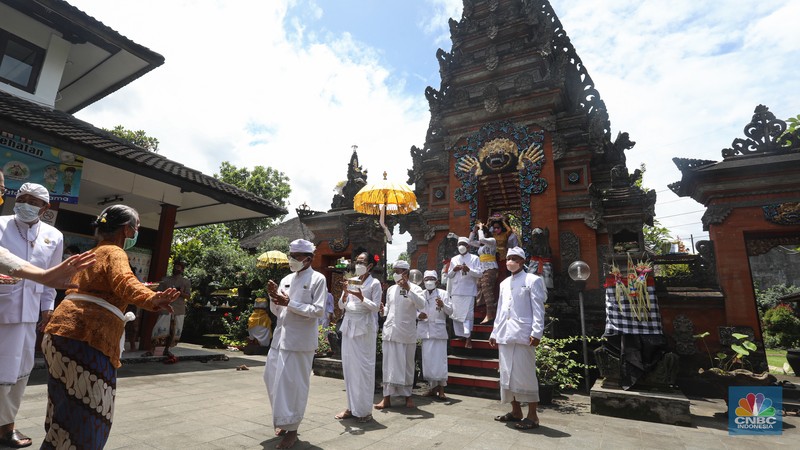 Sejumlah Umat Hindu melakukan prosesi saat mengikuti upacara Tawur Agung Kesanga Di Pura Amerta Jati, Cinere, Depok, Jawa Barat, Rabu (2/3/2022). Prosesi Tawur Agung Kesanga yang digelar dengan protokol kesehatan COVID-19 tersebut merupakan rangkaian perayaan Hari Raya Nyepi tahun baru Saka 1944. (CNBC Indonesia/Andrean Kristianto) Sejumlah Umat Hindu melakukan prosesi saat mengikuti upacara Tawur Agung Kesanga Di Pura Amerta Jati, Cinere, Depok, Jawa Barat, Rabu (2/3/2022). Prosesi Tawur Agung Kesanga yang digelar dengan protokol kesehatan COVID-19 tersebut merupakan rangkaian perayaan Hari Raya Nyepi tahun baru Saka 1944. (CNBC Indonesia/Andrean Kristianto)