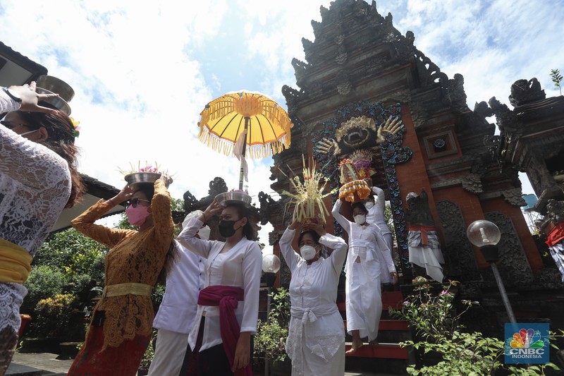 Sejumlah Umat Hindu melakukan prosesi saat mengikuti upacara Tawur Agung Kesanga Di Pura Amerta Jati, Cinere, Depok, Jawa Barat, Rabu (2/3/2022). Prosesi Tawur Agung Kesanga yang digelar dengan protokol kesehatan COVID-19 tersebut merupakan rangkaian perayaan Hari Raya Nyepi tahun baru Saka 1944. (CNBC Indonesia/Andrean Kristianto) Sejumlah Umat Hindu melakukan prosesi saat mengikuti upacara Tawur Agung Kesanga Di Pura Amerta Jati, Cinere, Depok, Jawa Barat, Rabu (2/3/2022). Prosesi Tawur Agung Kesanga yang digelar dengan protokol kesehatan COVID-19 tersebut merupakan rangkaian perayaan Hari Raya Nyepi tahun baru Saka 1944. (CNBC Indonesia/Andrean Kristianto)