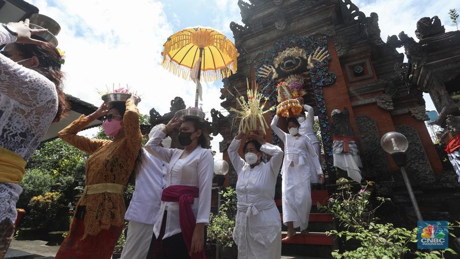 Sejumlah Umat Hindu melakukan prosesi saat mengikuti upacara Tawur Agung Kesanga Di Pura Amerta Jati, Cinere, Depok, Jawa Barat, Rabu (2/3/2022). Prosesi Tawur Agung Kesanga yang digelar dengan protokol kesehatan COVID-19 tersebut merupakan rangkaian perayaan Hari Raya Nyepi tahun baru Saka 1944. (CNBC Indonesia/Andrean Kristianto)