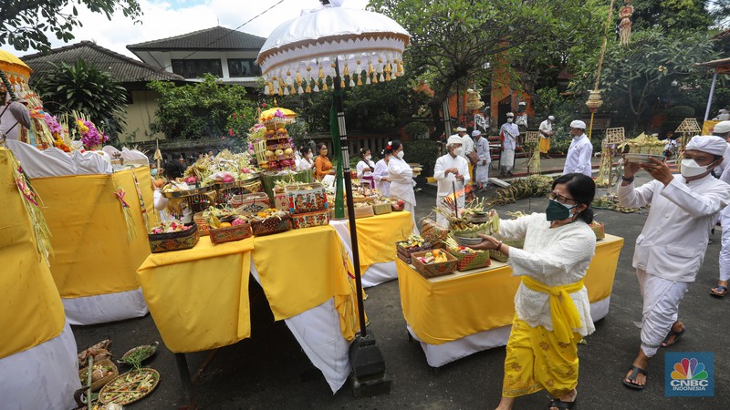 Sejumlah Umat Hindu melakukan prosesi saat mengikuti upacara Tawur Agung Kesanga Di Pura Amerta Jati, Cinere, Depok, Jawa Barat, Rabu (2/3/2022). Prosesi Tawur Agung Kesanga yang digelar dengan protokol kesehatan COVID-19 tersebut merupakan rangkaian perayaan Hari Raya Nyepi tahun baru Saka 1944. (CNBC Indonesia/Andrean Kristianto) Sejumlah Umat Hindu melakukan prosesi saat mengikuti upacara Tawur Agung Kesanga Di Pura Amerta Jati, Cinere, Depok, Jawa Barat, Rabu (2/3/2022). Prosesi Tawur Agung Kesanga yang digelar dengan protokol kesehatan COVID-19 tersebut merupakan rangkaian perayaan Hari Raya Nyepi tahun baru Saka 1944. (CNBC Indonesia/Andrean Kristianto)