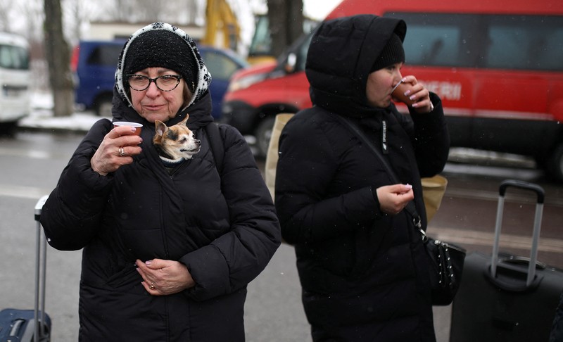 UKRAINE-CRISIS/ROMANIA-BORDER A woman with her cat arrives from Ukraine to Romania, after Russia launched a massive military operation against Ukraine, at Sighetu Marmatiei border crossing near Baia Mare, Romania February 26, 2022. REUTERS/Fedja Grulovic