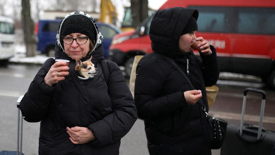 A woman with her cat arrives from Ukraine to Romania, after Russia launched a massive military operation against Ukraine, at Sighetu Marmatiei border crossing near Baia Mare, Romania February 26, 2022. REUTERS/Fedja Grulovic