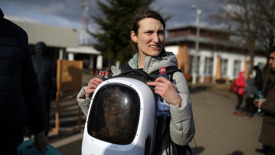 A woman with her cat arrives from Ukraine to Romania, after Russia launched a massive military operation against Ukraine, at Sighetu Marmatiei border crossing near Baia Mare, Romania February 26, 2022. REUTERS/Fedja Grulovic