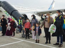 Pesawat Garuda Evakuasi Puluhan WNI dari Ukraina