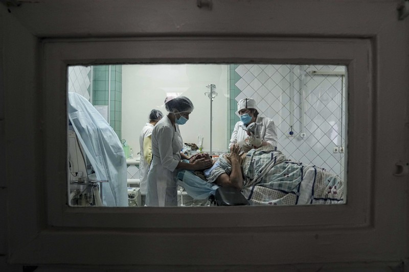 Russia Ukraine War Medical workers tend to women who gave birth in a basement of a maternity hospital converted into a medical ward and used as a bomb shelter in Mariupol, Ukraine, Tuesday, March 1, 2022. Russian strikes on the key southern port city of Mariupol seriously wounded several people. (AP Photo/Evgeniy Maloletka)