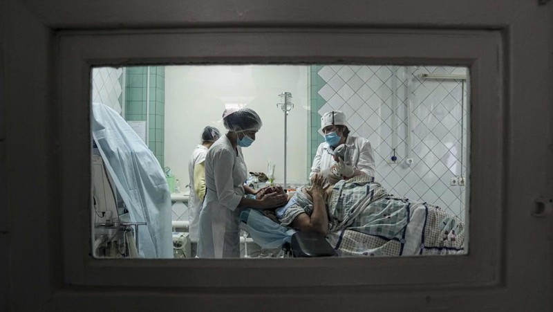 Medical workers tend to women who gave birth in a basement of a maternity hospital converted into a medical ward and used as a bomb shelter in Mariupol, Ukraine, Tuesday, March 1, 2022. Russian strikes on the key southern port city of Mariupol seriously wounded several people. (AP Photo/Evgeniy Maloletka)