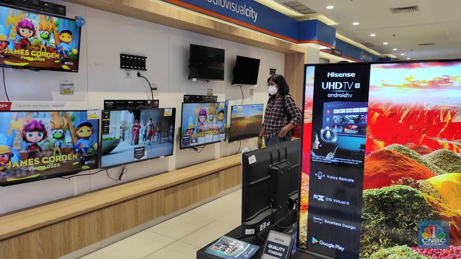 Calon pembeli melihat tv yang dijual disalah satu toko elektronik di Jakarta,  Jumat (4/3/2022). Pemerintah akan segera menghentikan siaran TV analog mulai bulan depan. Saat ini berbagai merek TV berlomba memasarkan produknya dengan persaingan harga. (CNBC Indonesia/Andrean Kristianto)