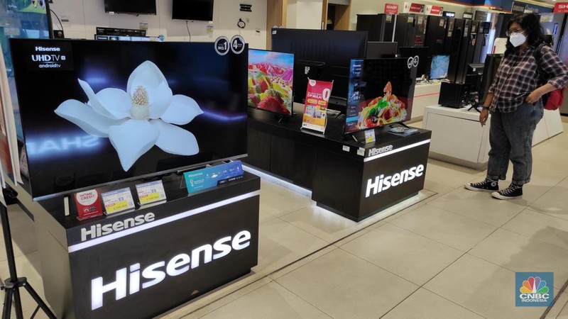 Calon pembeli melihat tv yang dijual disalah satu toko elektronik di Jakarta,  Jumat (4/3/2022). Pemerintah akan segera menghentikan siaran TV analog mulai bulan depan. Saat ini berbagai merek TV berlomba memasarkan produknya dengan persaingan harga. (CNBC Indonesia/Andrean Kristianto)