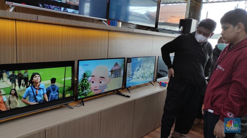 Calon pembeli melihat tv yang dijual disalah satu toko elektronik di Jakarta,  Jumat (4/3/2022). Pemerintah akan segera menghentikan siaran TV analog mulai bulan depan. Saat ini berbagai merek TV berlomba memasarkan produknya dengan persaingan harga. (CNBC Indonesia/Andrean Kristianto)