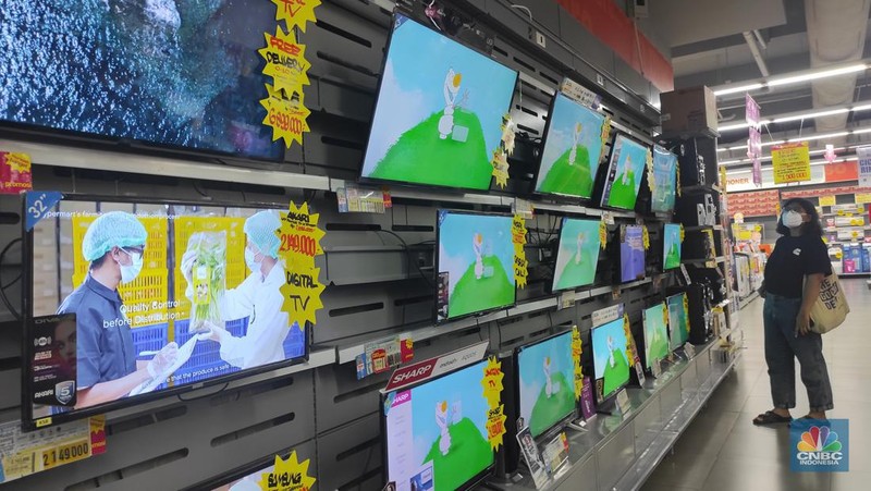 Calon pembeli melihat tv yang dijual disalah satu toko elektronik di Jakarta,  Jumat (4/3/2022). Pemerintah akan segera menghentikan siaran TV analog mulai bulan depan. Saat ini berbagai merek TV berlomba memasarkan produknya dengan persaingan harga. (CNBC Indonesia/Andrean Kristianto)