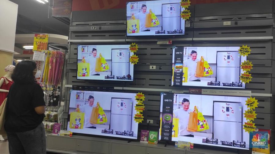 Calon pembeli melihat tv yang dijual disalah satu toko elektronik di Jakarta,  Jumat (4/3/2022). Pemerintah akan segera menghentikan siaran TV analog mulai bulan depan. Saat ini berbagai merek TV berlomba memasarkan produknya dengan persaingan harga. (CNBC Indonesia/Andrean Kristianto)
