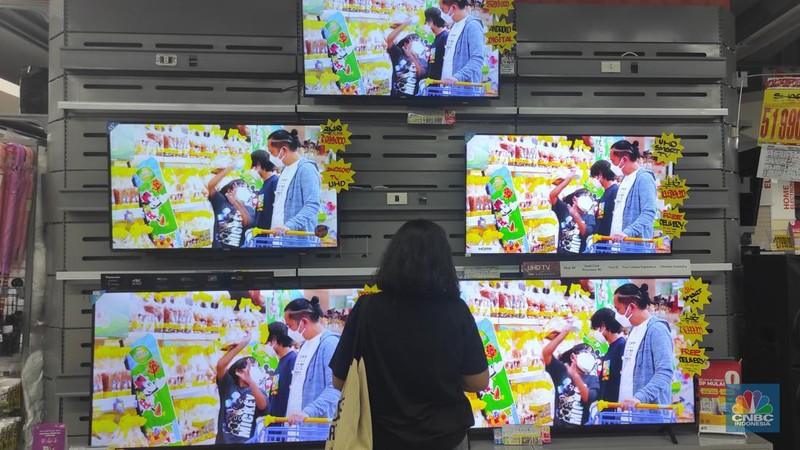 Calon pembeli melihat tv yang dijual disalah satu toko elektronik di Jakarta,  Jumat (4/3/2022). Pemerintah akan segera menghentikan siaran TV analog mulai bulan depan. Saat ini berbagai merek TV berlomba memasarkan produknya dengan persaingan harga. (CNBC Indonesia/Andrean Kristianto)