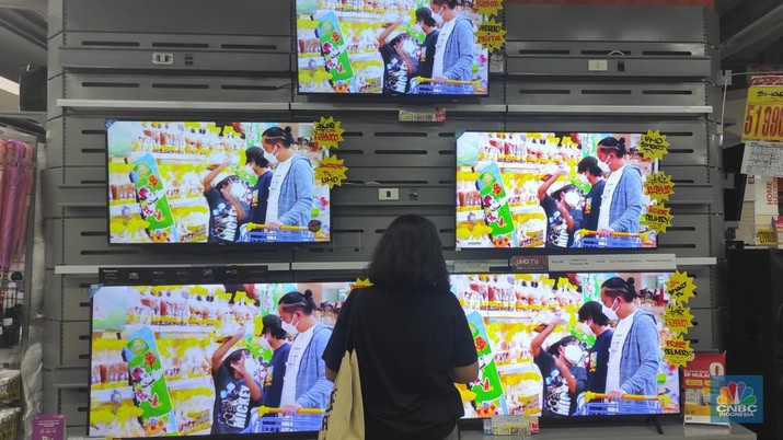 Calon pembeli melihat tv yang dijual disalah satu toko elektronik di Jakarta, Jumat (4/3/2022). Pemerintah akan segera menghentikan siaran TV analog mulai bulan depan. Saat ini berbagai merek TV berlomba memasarkan produknya dengan persaingan harga. (CNBC Indonesia/Andrean Kristianto) Calon pembeli melihat tv yang dijual disalah satu toko elektronik di Jakarta, Jumat (4/3/2022). Pemerintah akan segera menghentikan siaran TV analog mulai bulan depan. Saat ini berbagai merek TV berlomba memasarkan produknya dengan persaingan harga. (CNBC Indonesia/Andrean Kristianto)