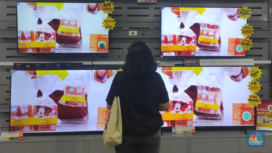 Calon pembeli melihat tv yang dijual disalah satu toko elektronik di Jakarta,  Jumat (4/3/2022). Pemerintah akan segera menghentikan siaran TV analog mulai bulan depan. Saat ini berbagai merek TV berlomba memasarkan produknya dengan persaingan harga. (CNBC Indonesia/Andrean Kristianto)