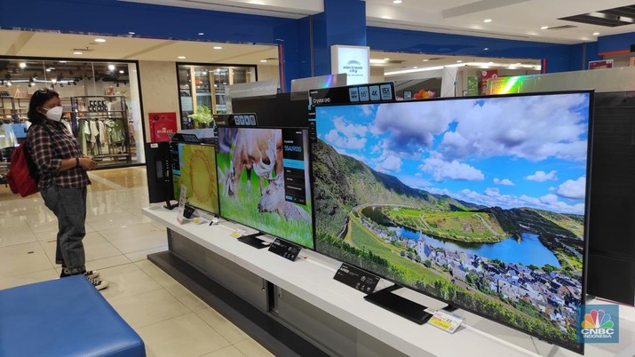 Calon pembeli melihat tv yang dijual disalah satu toko elektronik di Jakarta, Jumat (4/3/2022). Pemerintah akan segera menghentikan siaran TV analog mulai bulan depan. Saat ini berbagai merek TV berlomba memasarkan produknya dengan persaingan harga. (CNBC Indonesia/Andrean Kristianto) Calon pembeli melihat tv yang dijual disalah satu toko elektronik di Jakarta, Jumat (4/3/2022). Pemerintah akan segera menghentikan siaran TV analog mulai bulan depan. Saat ini berbagai merek TV berlomba memasarkan produknya dengan persaingan harga. (CNBC Indonesia/Andrean Kristianto)