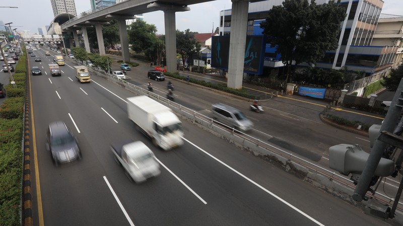 Kendaraan melintas di ruas jalan tol Dalam Kota di Jakarta, Jumat (4/3/2022). (CNBC Indonesia/Andrean Kristianto)