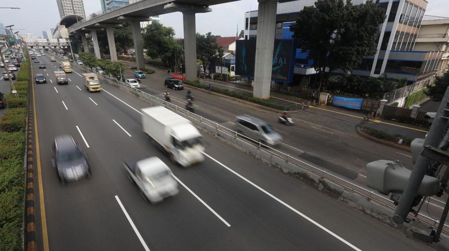 Kendaraan melintas di ruas jalan tol Dalam Kota di Jakarta, Jumat (4/3/2022). (CNBC Indonesia/Andrean Kristianto)