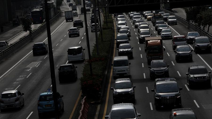 Kendaraan melintas di ruas jalan tol Dalam Kota di Jakarta, Jumat (4/3/2022). (CNBC Indonesia/Andrean Kristianto)