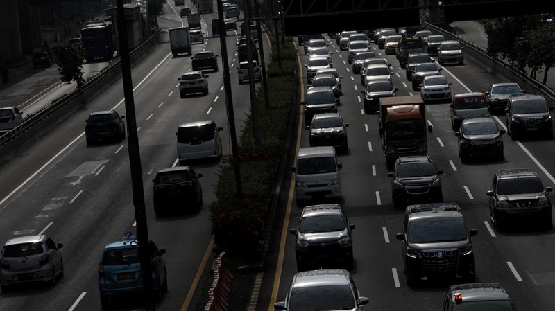 Kendaraan melintas di ruas jalan tol Dalam Kota di Jakarta, Jumat (4/3/2022). (CNBC Indonesia/Andrean Kristianto)
