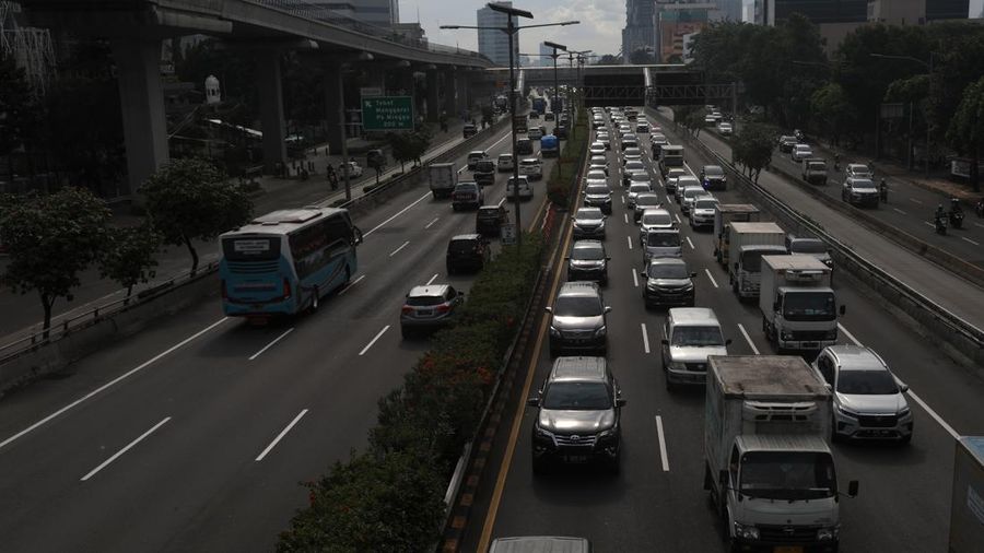 Kendaraan melintas di ruas jalan tol Dalam Kota di Jakarta, Jumat (4/3/2022). (CNBC Indonesia/Andrean Kristianto)