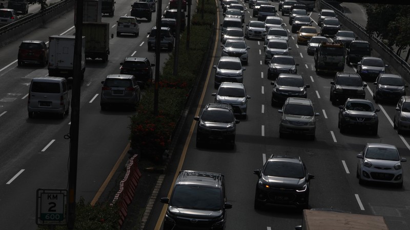 Kendaraan melintas di ruas jalan tol Dalam Kota di Jakarta, Jumat (4/3/2022). (CNBC Indonesia/Andrean Kristianto) Kendaraan melintas di ruas jalan tol Dalam Kota di Jakarta, Jumat (4/3/2022). (CNBC Indonesia/Andrean Kristianto)