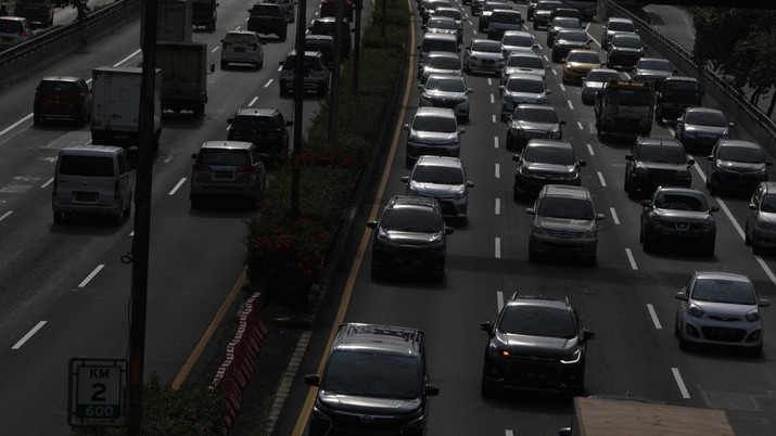 Kendaraan melintas di ruas jalan tol Dalam Kota di Jakarta, Jumat (4/3/2022). (CNBC Indonesia/Andrean Kristianto)