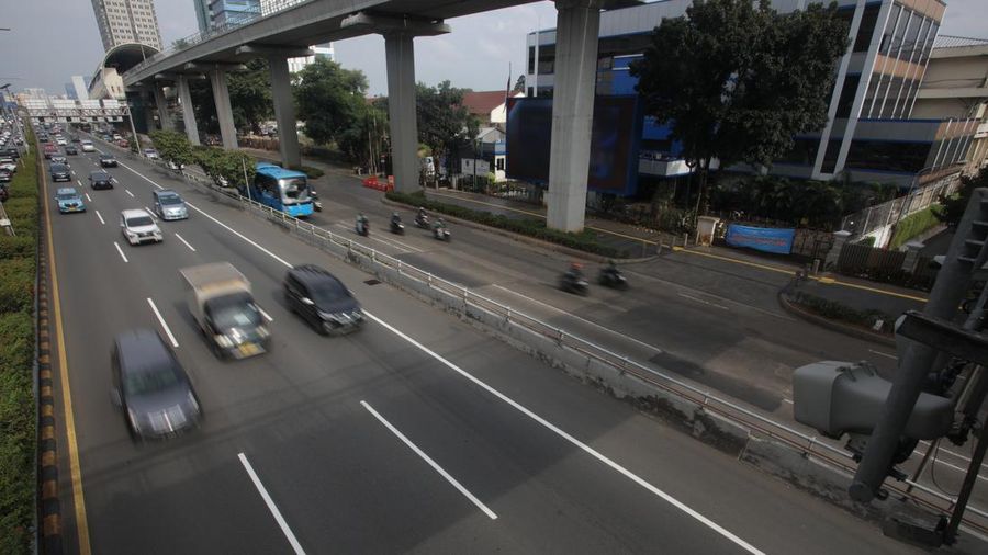 Kendaraan melintas di ruas jalan tol Dalam Kota di Jakarta, Jumat (4/3/2022). (CNBC Indonesia/Andrean Kristianto)