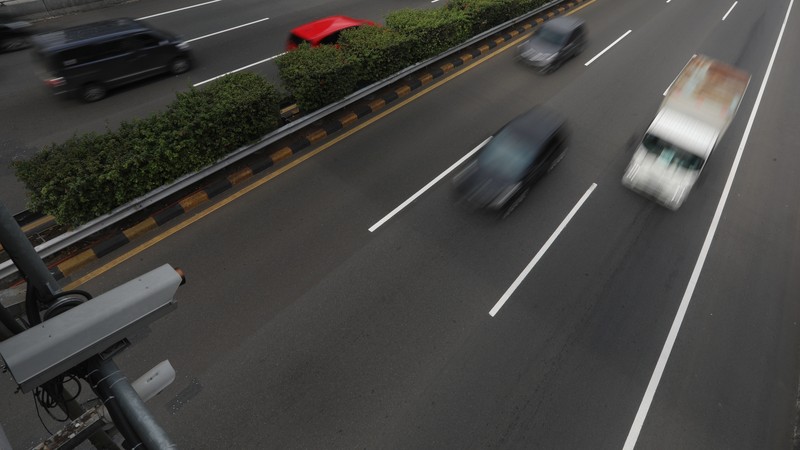 Kendaraan melintas di ruas jalan tol Dalam Kota di Jakarta, Jumat (4/3/2022). (CNBC Indonesia/Andrean Kristianto)