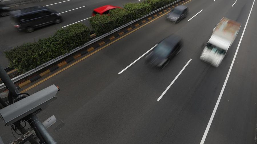 Kendaraan melintas di ruas jalan tol Dalam Kota di Jakarta, Jumat (4/3/2022). (CNBC Indonesia/Andrean Kristianto)