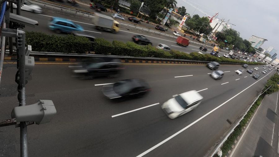 Kendaraan melintas di ruas jalan tol Dalam Kota di Jakarta, Jumat (4/3/2022). (CNBC Indonesia/Andrean Kristianto)