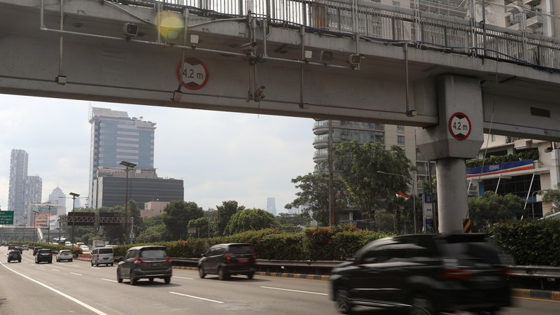 Kendaraan melintas di ruas jalan tol Dalam Kota di Jakarta, Jumat (4/3/2022). (CNBC Indonesia/Andrean Kristianto)